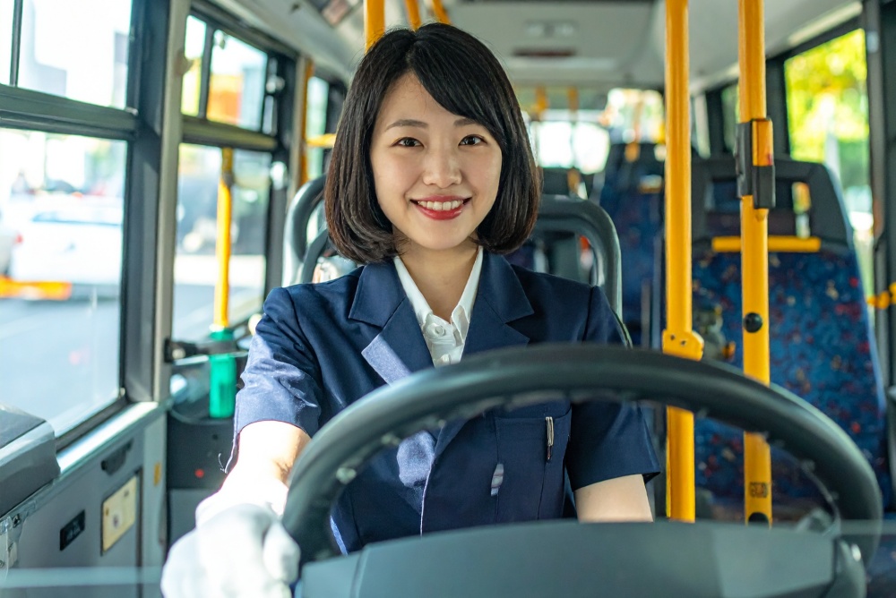 運転する女性ドライバー