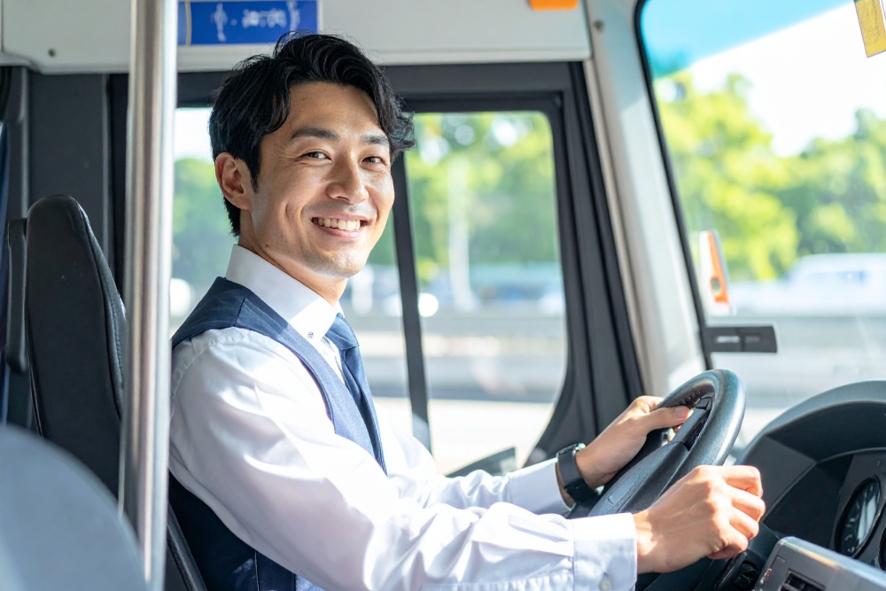 微笑む運転手男性